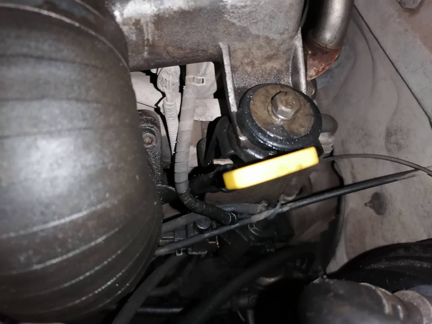 才跑4万公里货车烧机油怎么回事,发动机烧机油活塞发黑