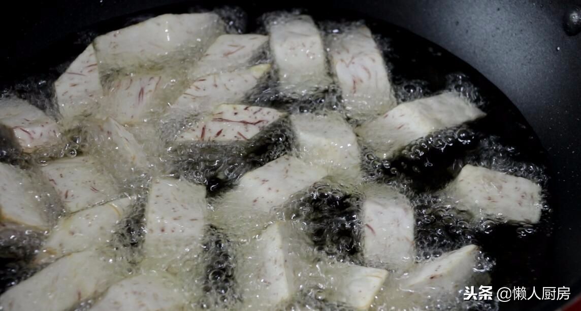 芋头这样做最好吃,一炸二炒两步搞定,外皮酥脆,内里咸香粉糯