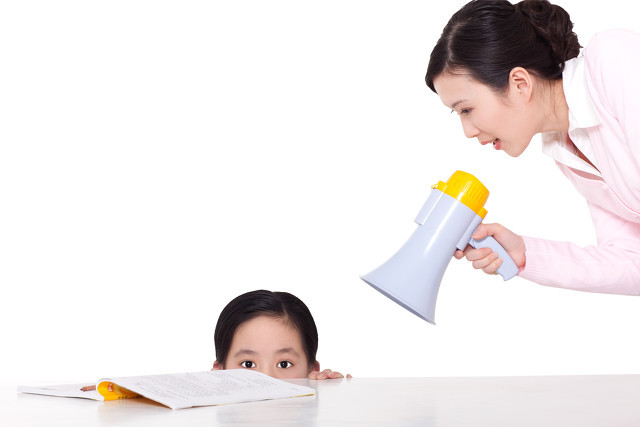 孩子生气摔家中东西,孩子生气摔东西怎么办