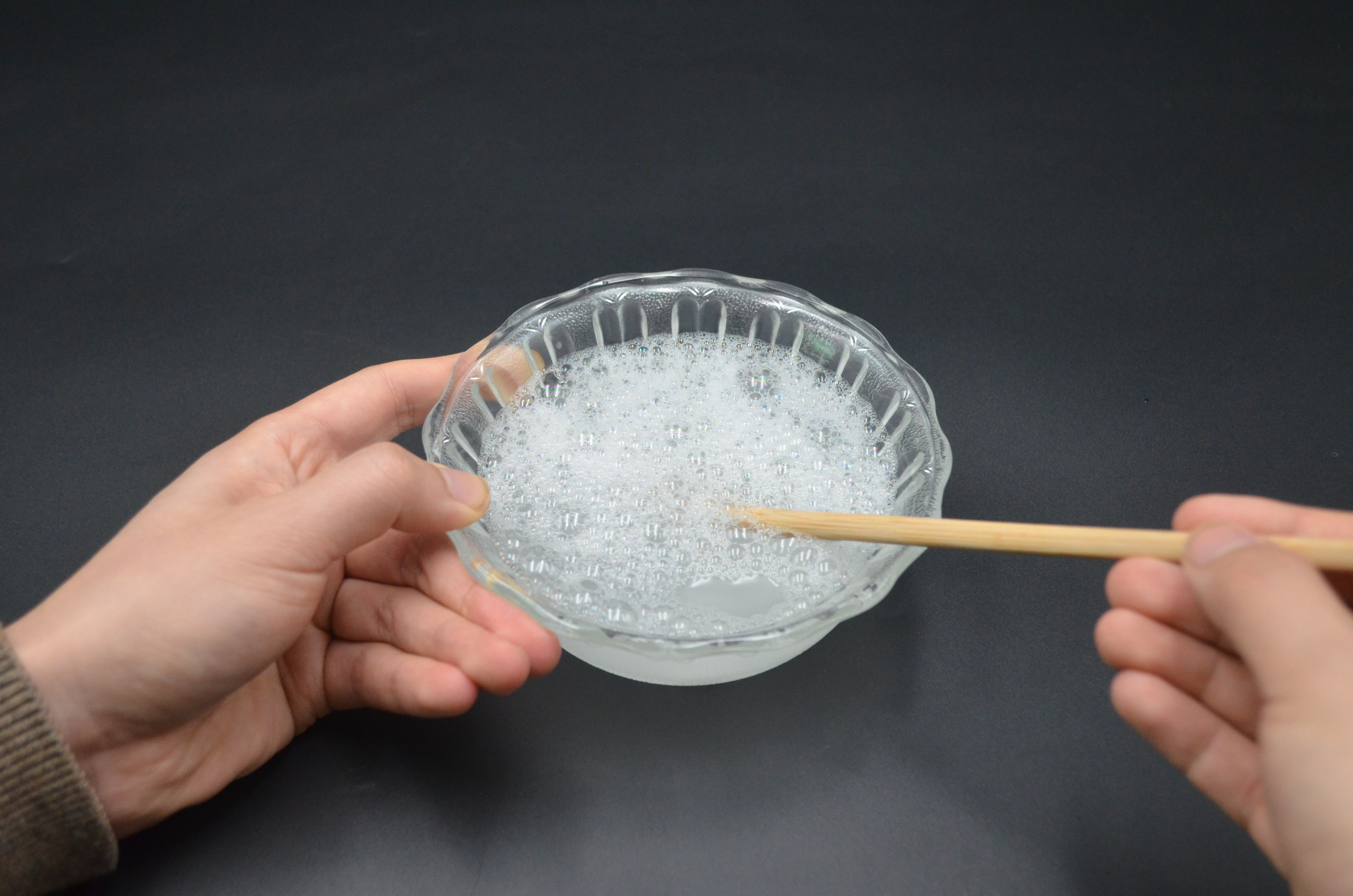 羽绒服领口脏了怎么清洗,羽绒服的领口沾上化妆品怎么清洗