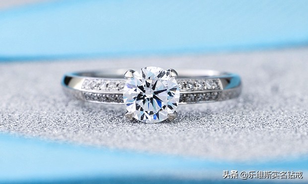 买结婚钻戒是定制的好还是成品好,结婚买戒指买白银还是黄金