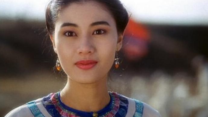 46岁李嘉欣晒自拍送祝福,李嘉欣深夜晒自拍