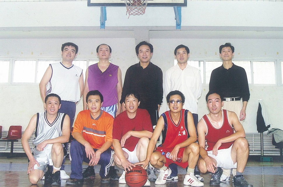 绿树成荫的大学篮球场,操场篮球场足球场