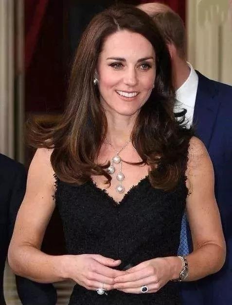 流水的“七色战队”,铁打的珍珠胸针