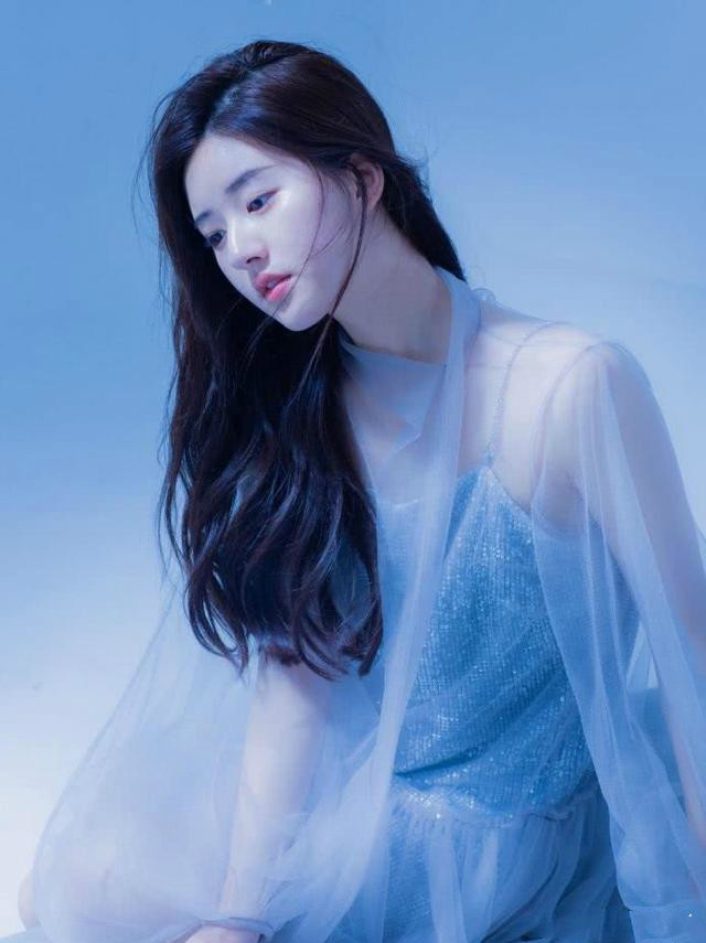 赵露思可爱系穿搭,赵露思穿衣搭配休闲灰色卫衣