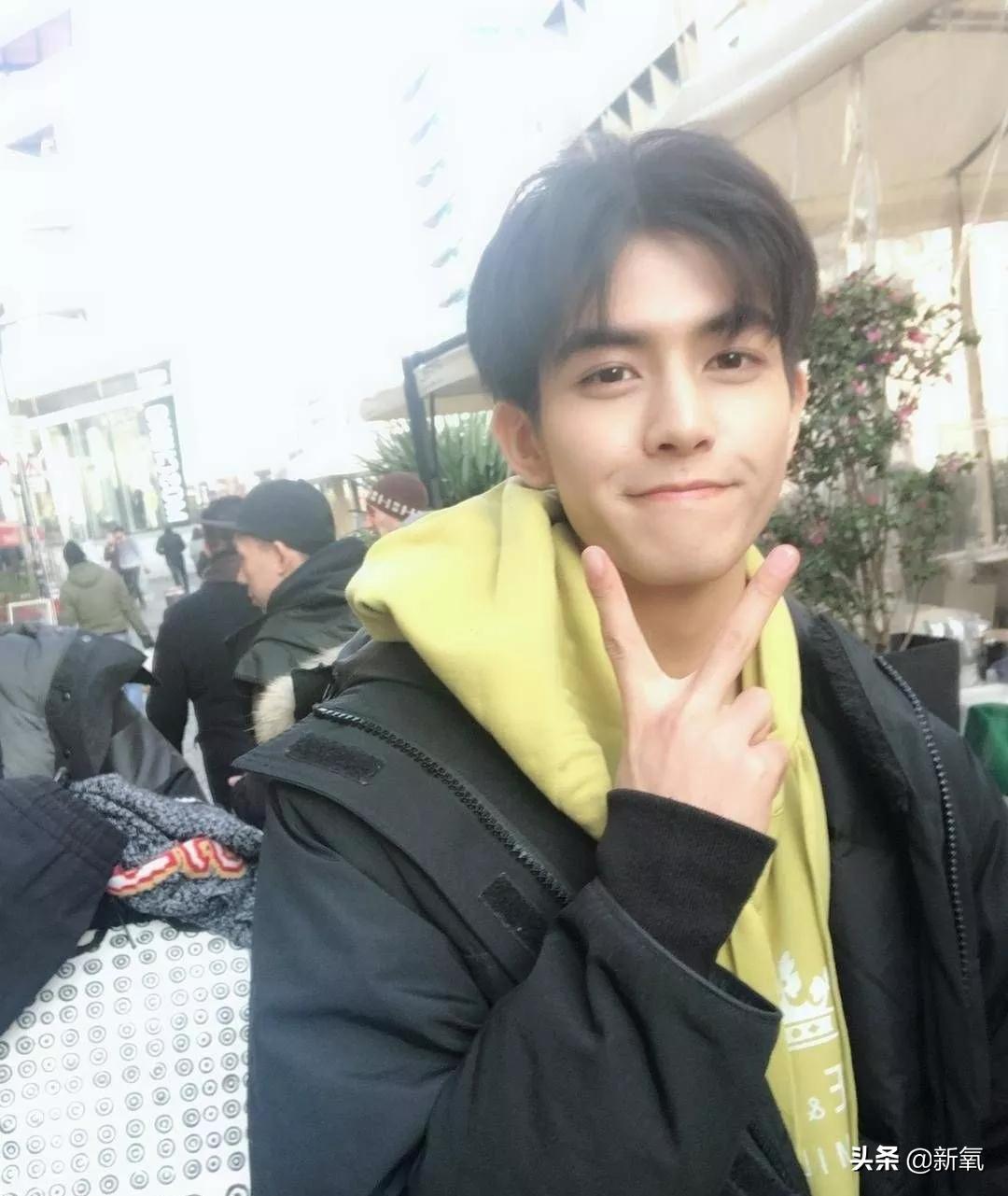 1米8大长腿，抿嘴笑爆红被吹顶级神颜，没想到竟然是照骗...