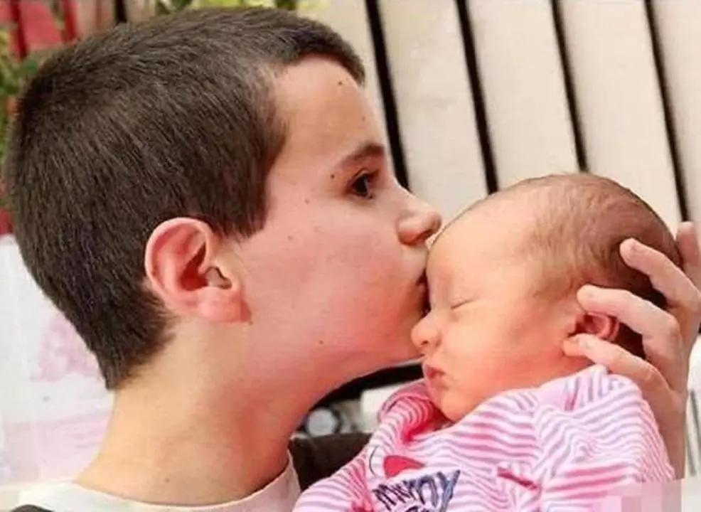 13岁男孩喜当爹11年后的现状,13岁喜当爹的男孩现状