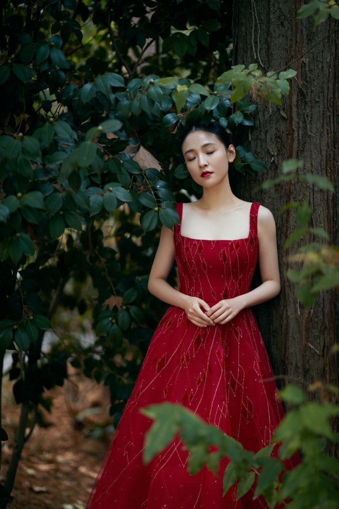 吴倩粉色吊带,吴倩黑色吊带造型