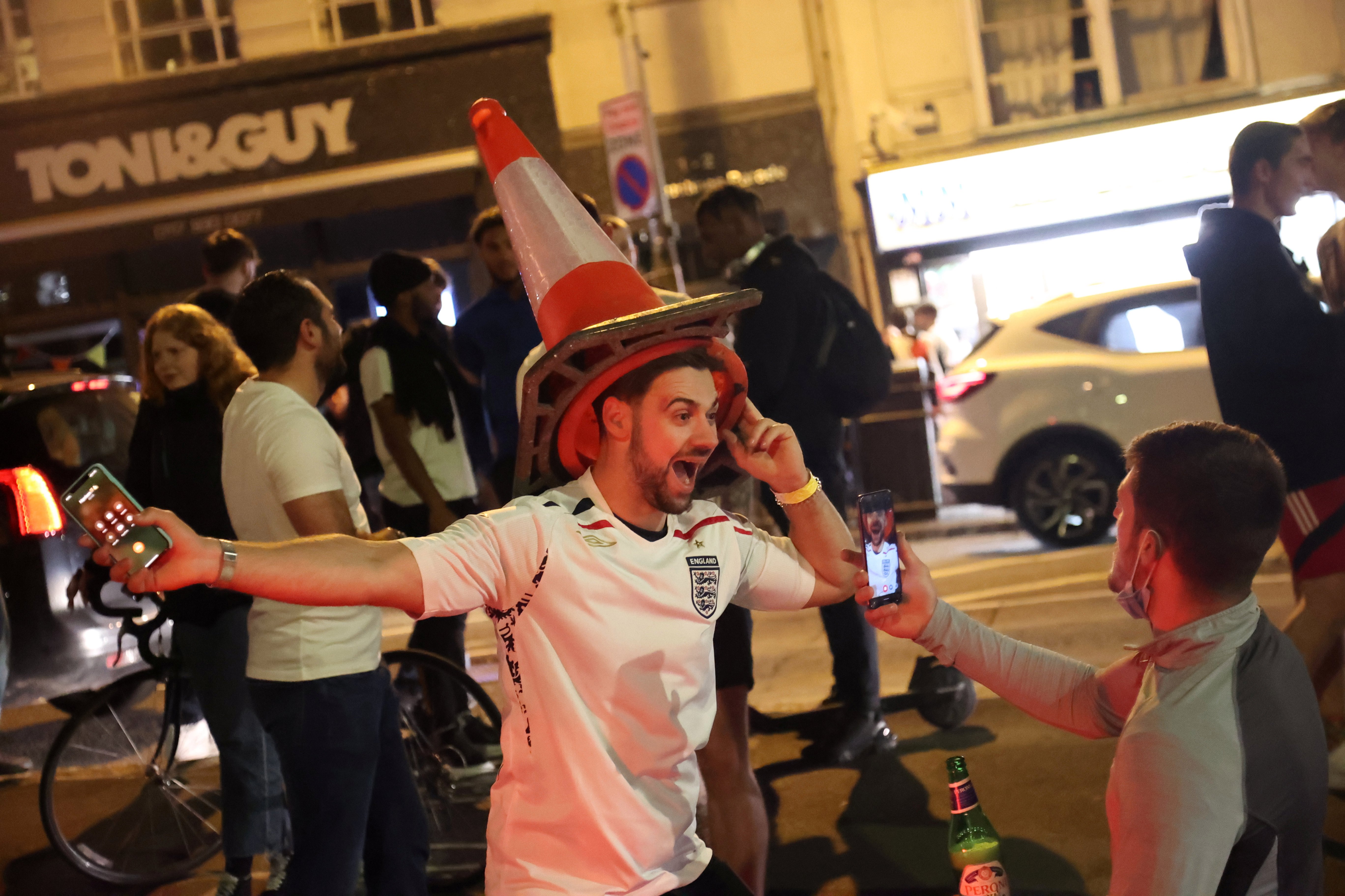 英格兰2:1丹麦,英格兰vs丹麦2-1英国球迷