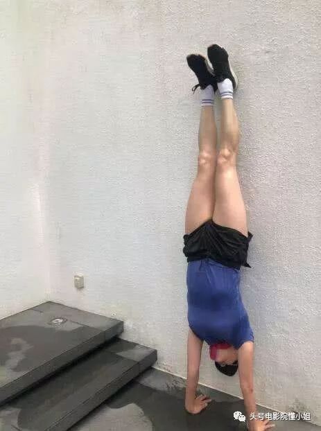 刘嘉玲54岁：经历富商绯闻和裸照风波，不生娃，靠8个字撑到今天