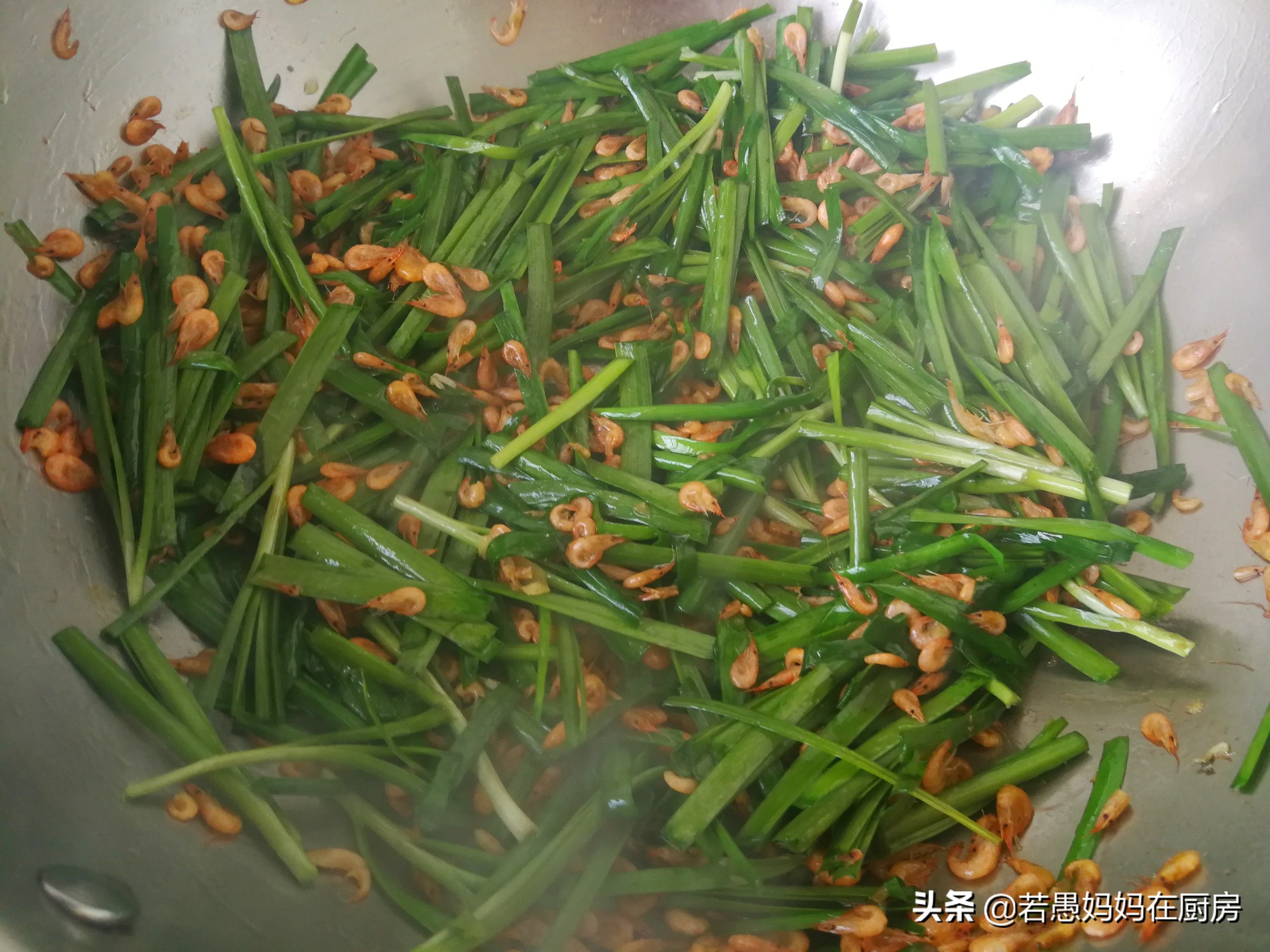 韭菜炒河虾的虾怎么处理,韭菜炒河虾要先把河虾焯水吗