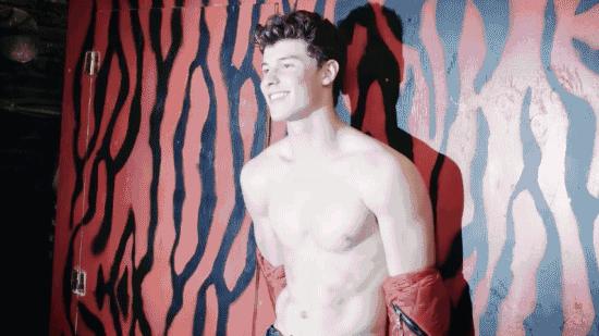 萌德确认了CK最新代言人的身份，网友呼吁裤子必须穿好！