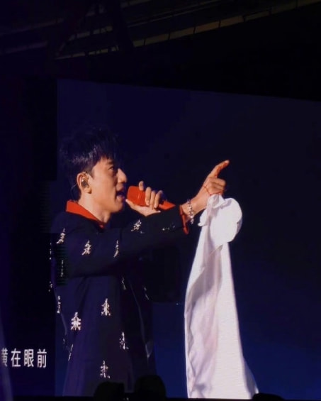 张杰演唱会受伤微博,张杰腰椎轻微骨裂
