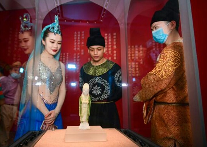 古墓挖出来的石板是什么样的,古墓发掘出大量壁画和石板