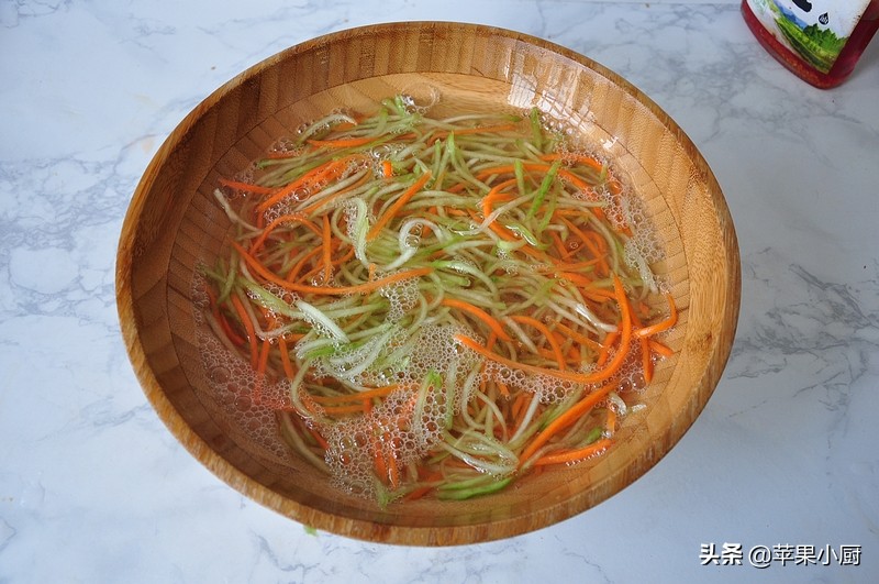 清脆爽口小菜凉拌佛手瓜的做法,佛手瓜做凉拌菜怎么做好吃