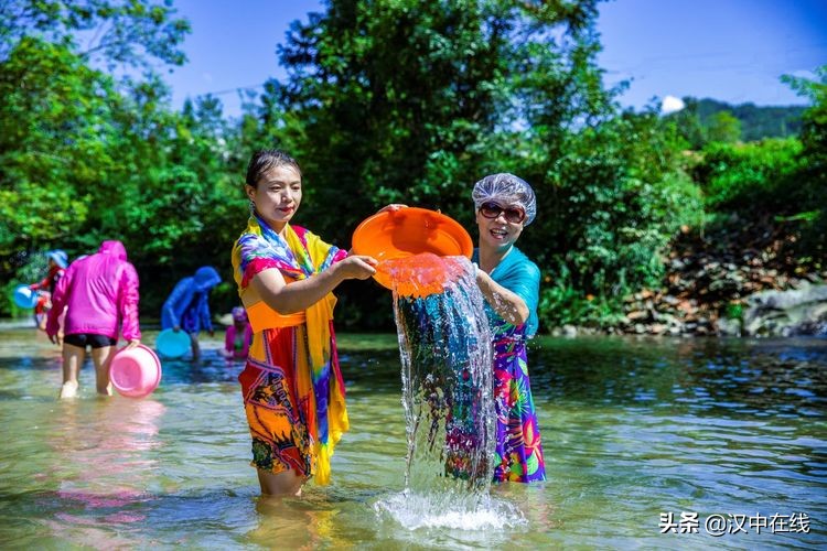 2020汉中水上表演,城固二里泼水