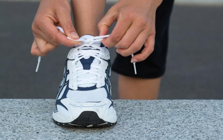 教你一招让你快速系好鞋带,鞋带特别短怎么系鞋带不容易开