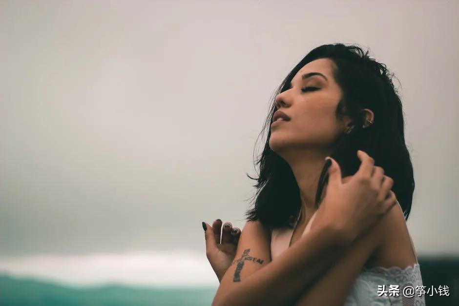 当众出丑怎么办？学会这两招，让你快速缓解尴尬