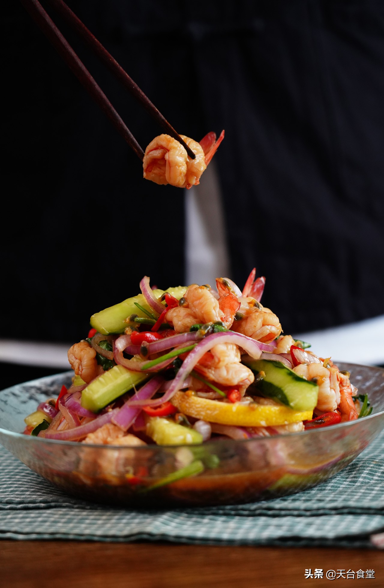 除了白灼虾再吃个什么菜,夏天开胃菜柠檬虾一次一盘不够吃