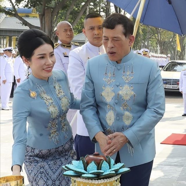 还是泰国华裔富婆潇洒！穿花裙亮相比花儿美，拒绝泰王求爱真明智