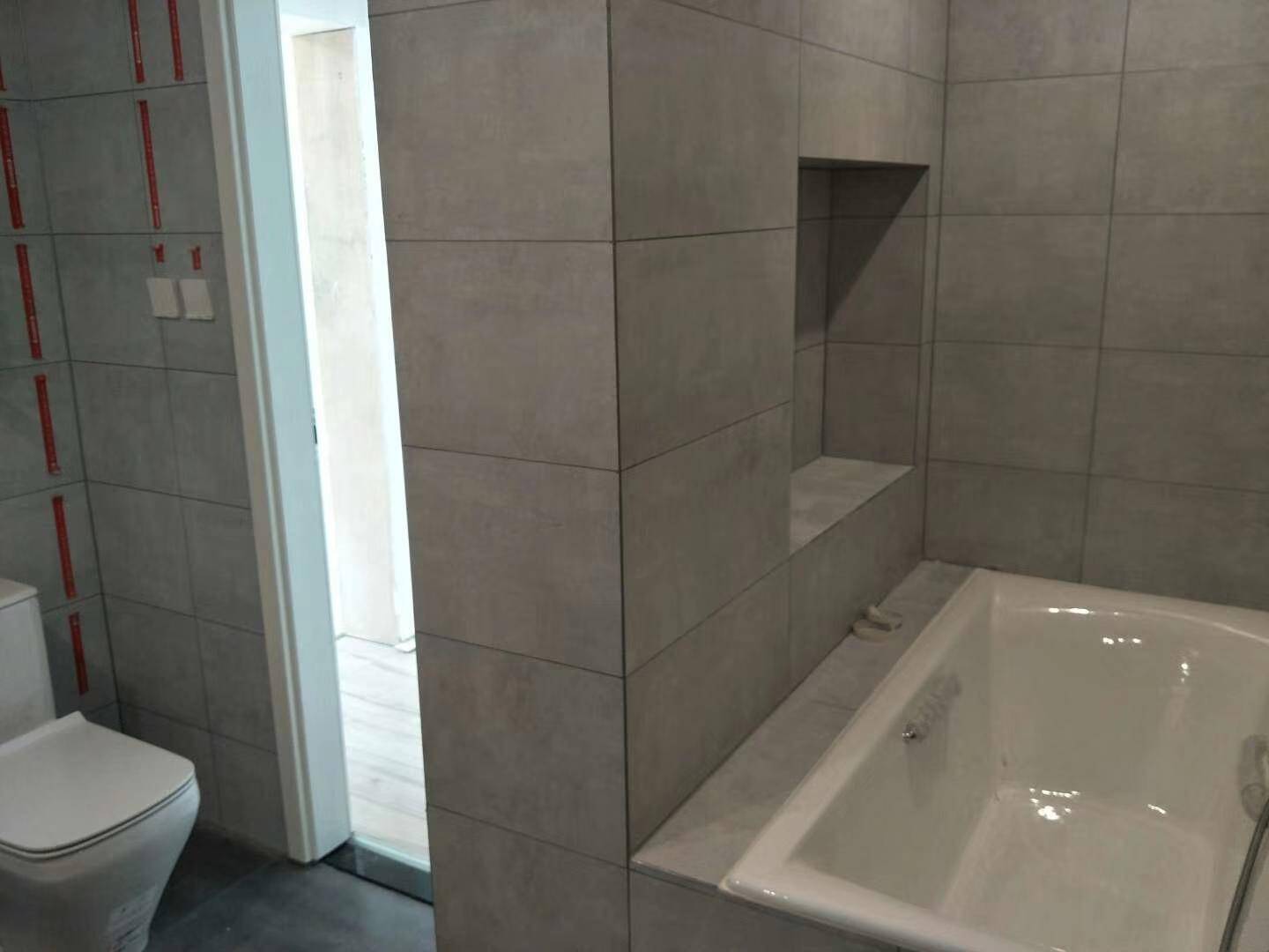 厨房墙面瓷砖脱落找不到合适瓷砖,还没入住瓷砖就脱落