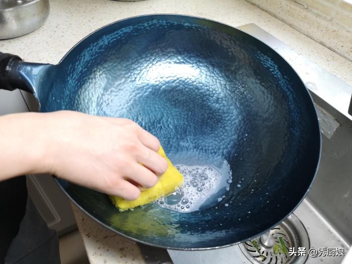 买的新锅不用猪油如何开锅,刚买的新锅咋弄炒菜就不粘锅了