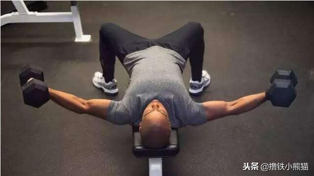 五个动作打造饱满胸肌,男平胸如何用弹力带快速练出胸肌