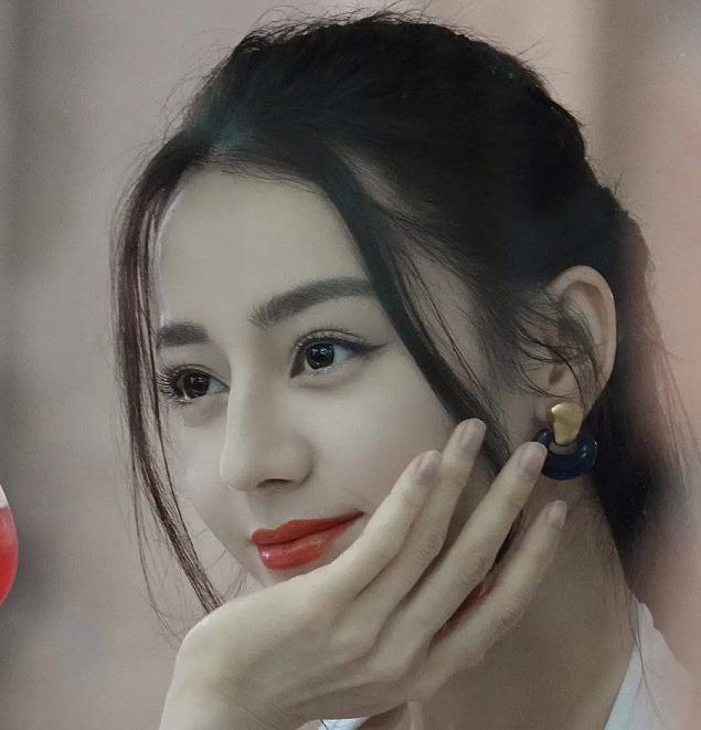 迪丽热巴穿礼服出席活动,迪丽热巴穿礼服散气场