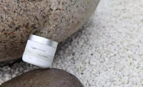 火山泥真是宝,油皮女孩的毛孔疏通剂,让贵妇霜3秒吃透锁水8倍