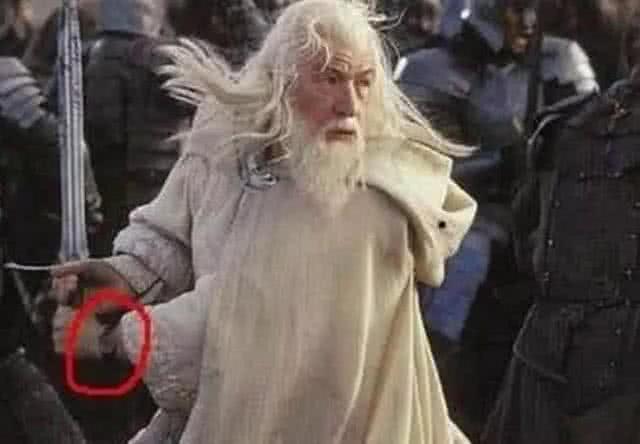 雍正被康熙秘密召见穿帮镜头,雍正穿帮镜头运动鞋