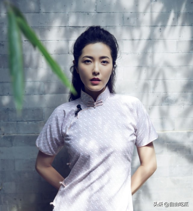 43岁曾黎皮肤白皙对镜甜笑,43岁曾黎发型图片