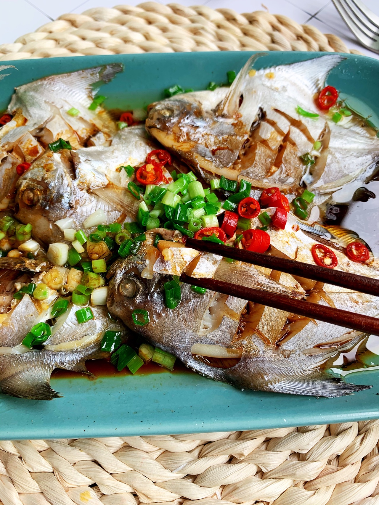 清蒸鲳鱼的做法最正宗的做法,清蒸鲳鱼是用鲜鲳鱼还是冻鲳鱼