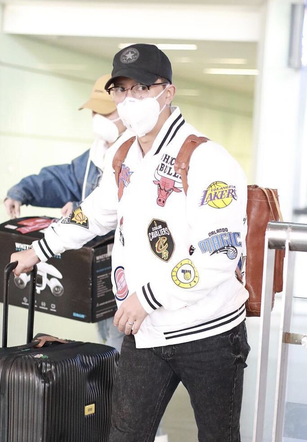 韩庚幸福肥太明显，穿棒球服搭牛仔裤低调复工，难掩健硕身材