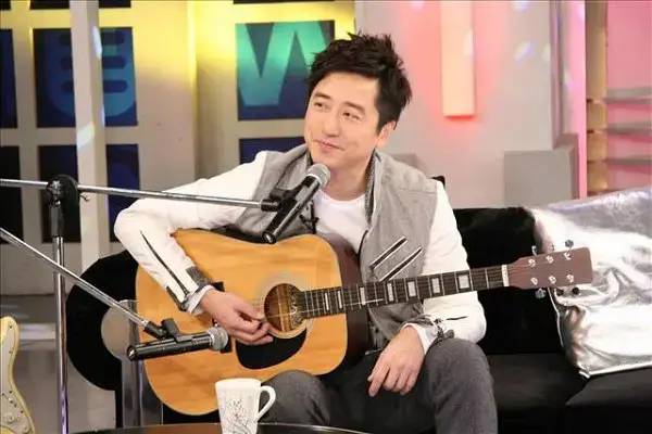 买二手衣服回家补、一张椅子用18年，这8位明星，有钱也没乱花