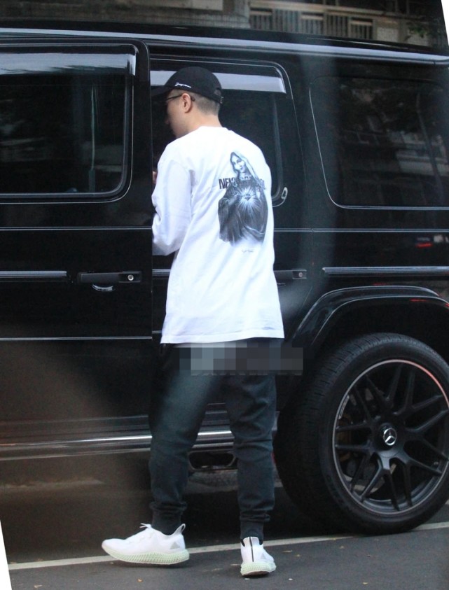 成龙儿子房祖名近况曝光，抽雪茄开豪车，下半年已有全新演艺计划