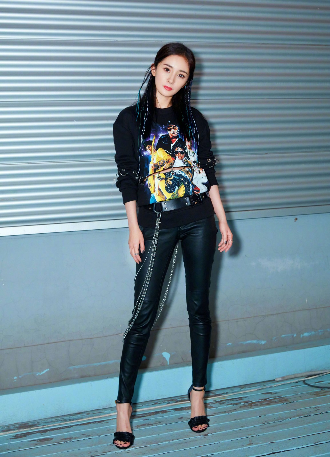 赵丽颖和杨幂同穿吊带裙,杨幂穿刺绣长裙