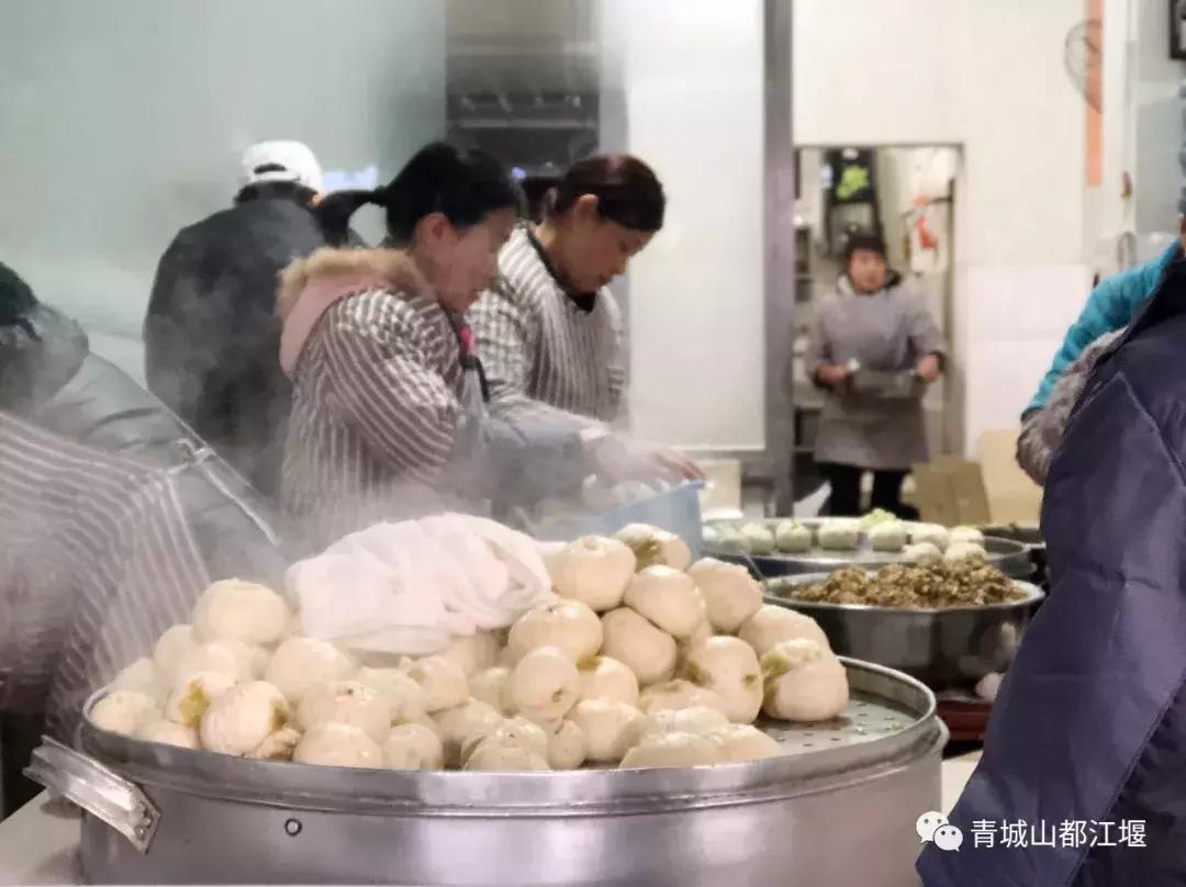 “老板儿,来十个包子,肉的哈~”都江堰人的早晨从这口油滋滋开始,这8家包子店,你最钟意哪家?