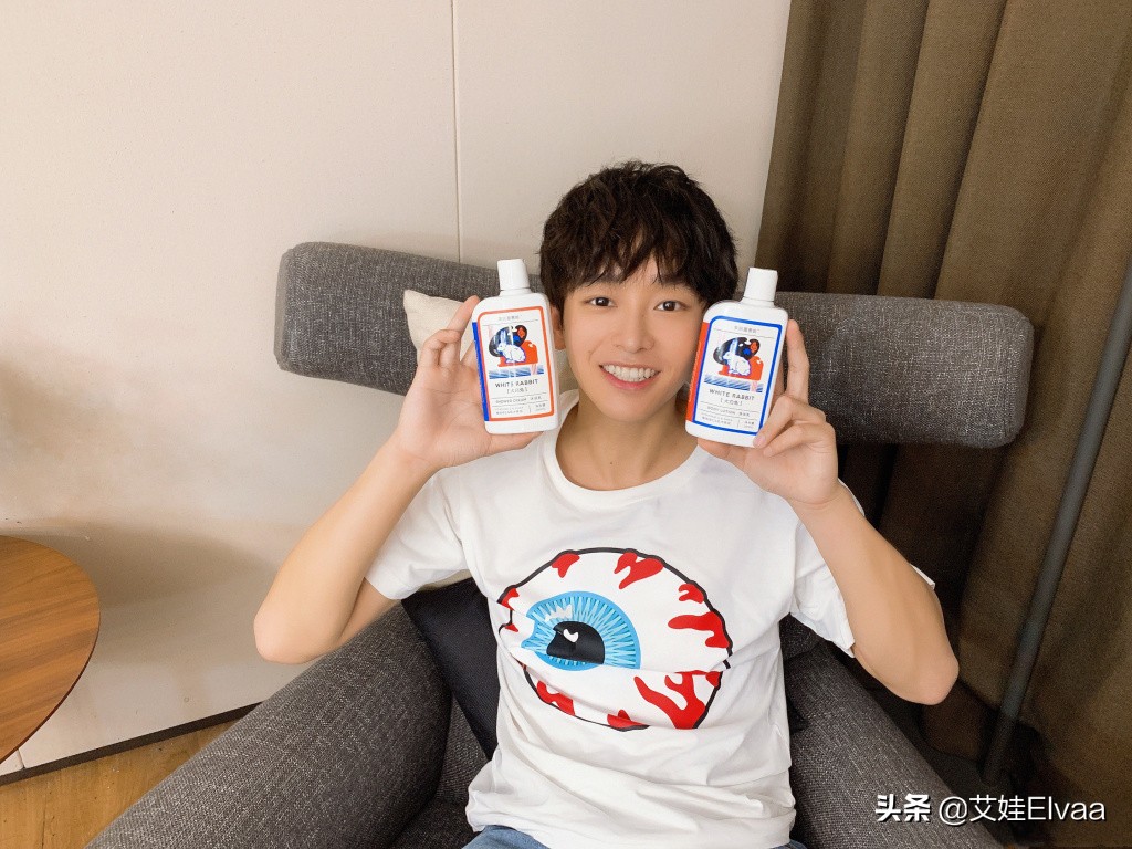 彭昱畅穿着灰色卫衣黑裤子,彭昱畅直播穿的衣服