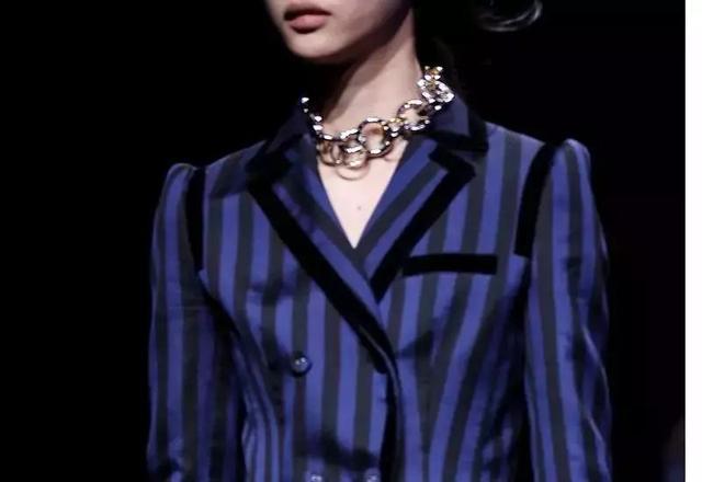 ep雅莹走秀2019,ep雅莹黑裙子