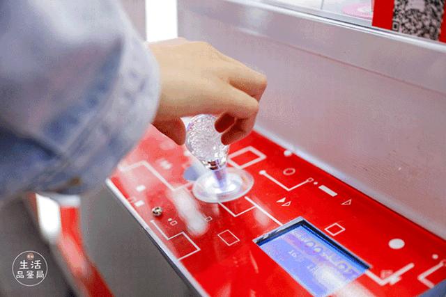 在魔都这家潮牌娃娃机店里，我竟然花了五块钱抓了个AJ