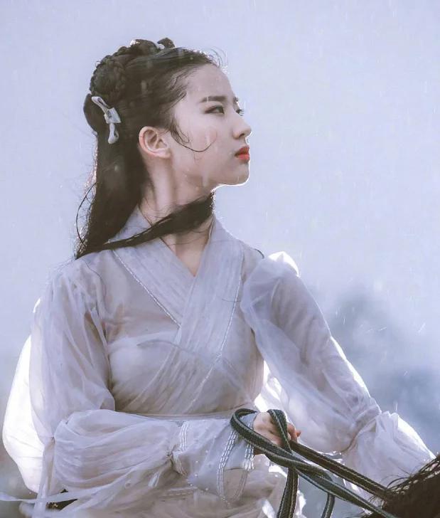 女星哭着淋雨镜头,女明星淋雨视频