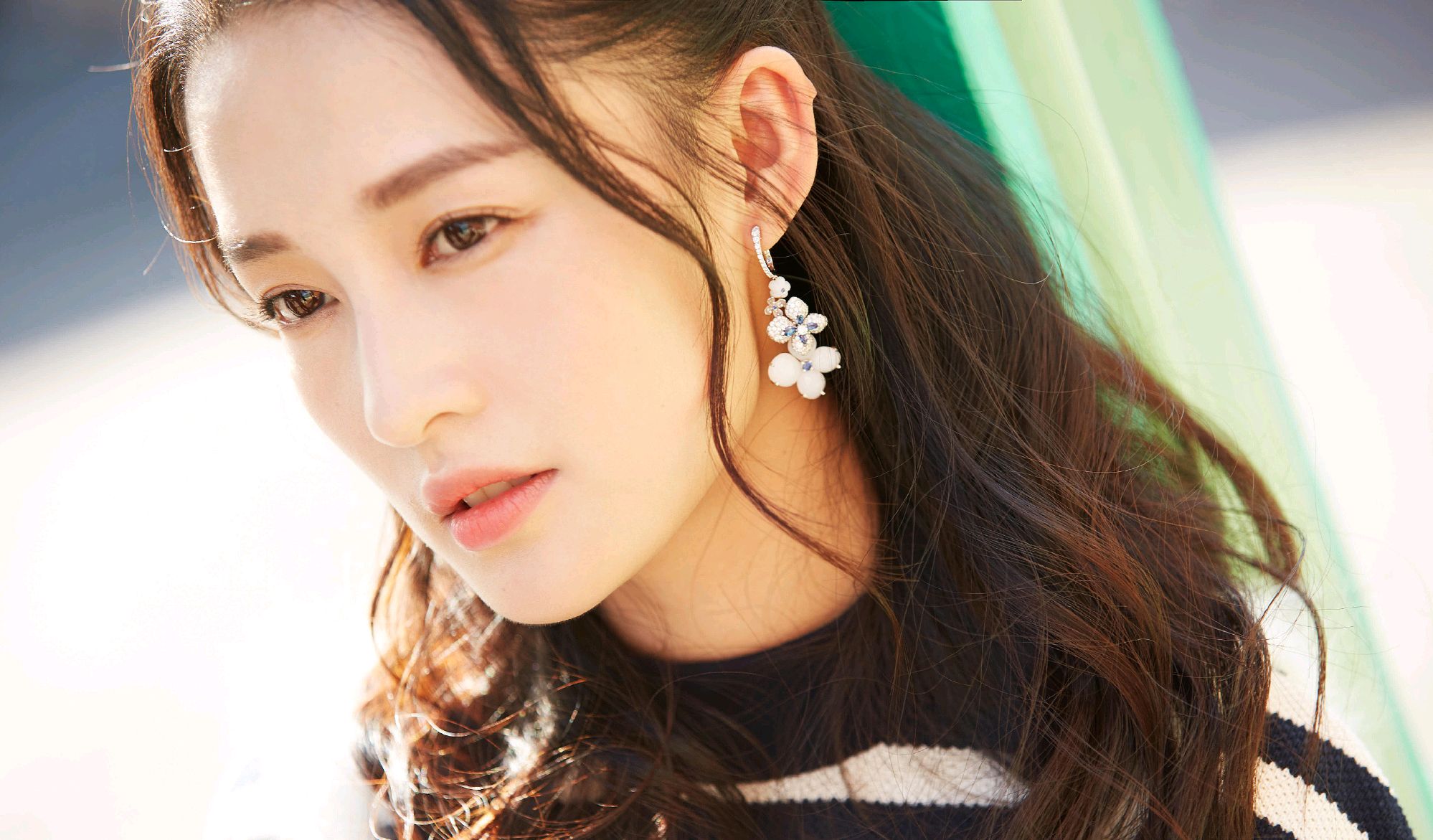 李沁的穿搭绿色西装,李沁穿黑色西装裙最新