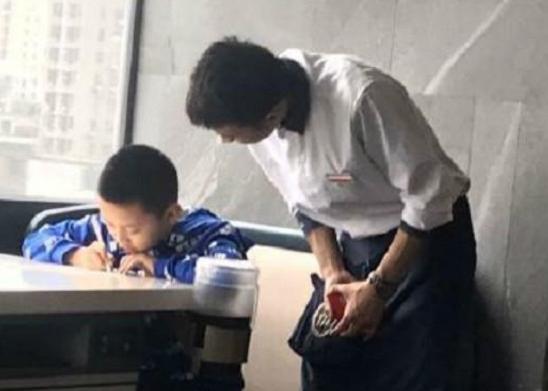 小学生作业本火了，一笔一划整整齐齐，老师：明明超强却过分慎重
