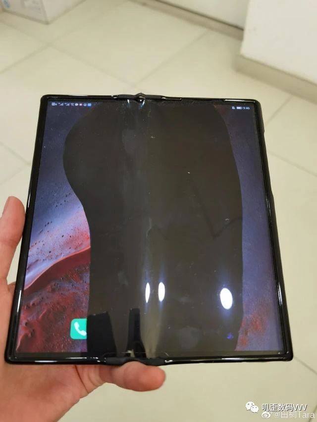 华为MateXs没过一个月屏幕就出问题，网友：关机重启就行