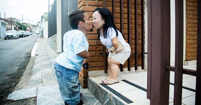 袖珍夫妻结婚三年视频,最萌身高差夫妻袖珍老公