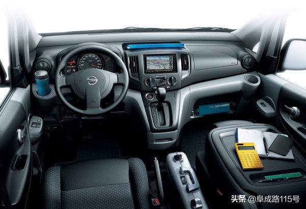 连纽约的出租车都选它！舒适、耐用，更能装的日产NV200终于到手了，让我们看看它到底有多实用！