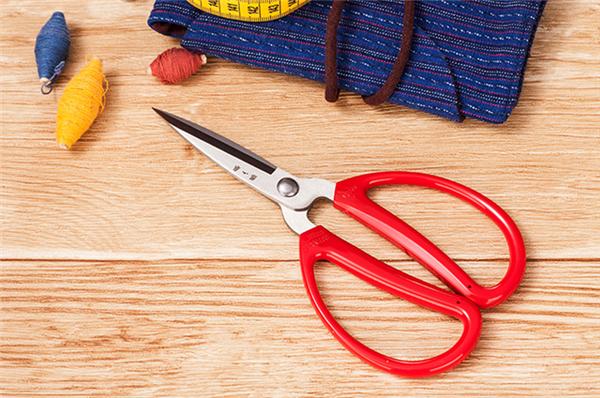 剪刀锋利不钝,剪刀不锋利小妙招易拉罐