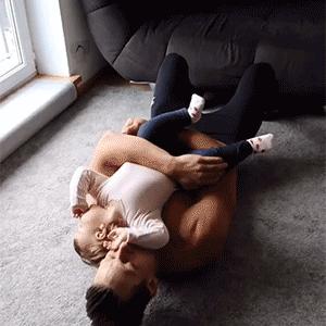 90后奶爸搞怪哄娃,肌肉奶爸带娃路人反应