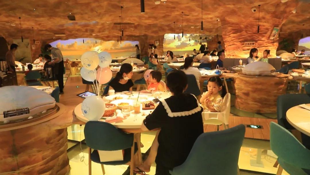 周末带孩子去海洋球里玩,带孩子去海洋球玩儿的地方在哪