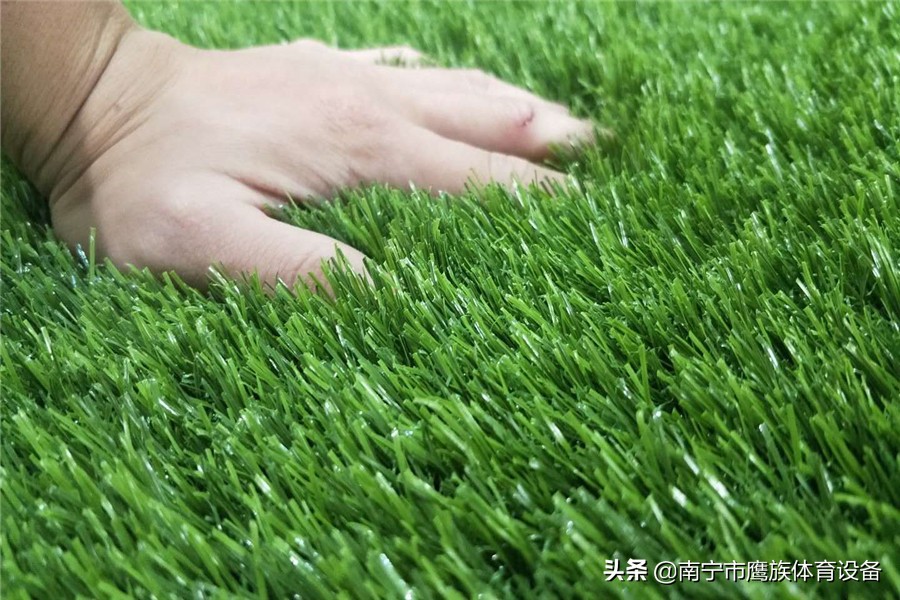 足球场一般是人工草还是天然草,足球场天然草坪与人造草皮